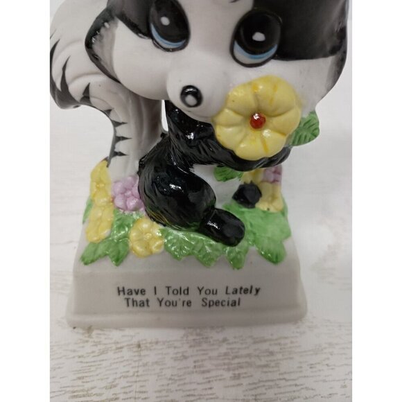 Vintage 1979 Russ Berrie Skunk With Daisies Figurine Ceramic Retro Kitsch #818 - Picture 3 of 11